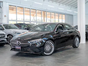 MERCEDES-BENZ A 200 AMG Line Limousine / Facelift / 19" Felgen / Ambiente-Beleuchtung