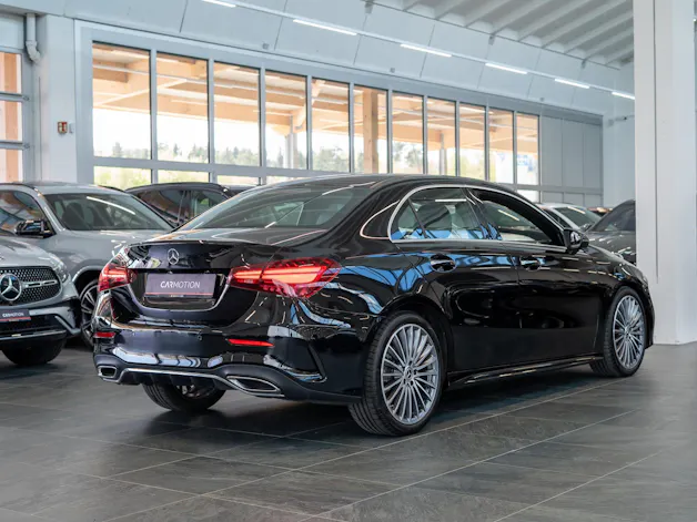 MERCEDES-BENZ A 200 AMG Line Limousine / Facelift / 19" Felgen / Ambiente-Beleuchtung