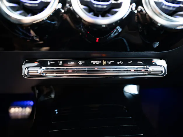 MERCEDES-BENZ CLA 200 AMG Line / Facelift / Rückfahrkamera / Ambientebeleuchtung