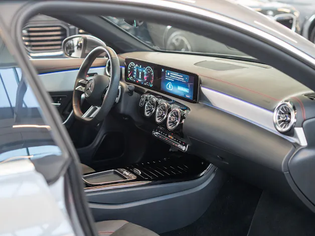 MERCEDES-BENZ CLA 200 AMG Line / Facelift / Rückfahrkamera / Ambientebeleuchtung