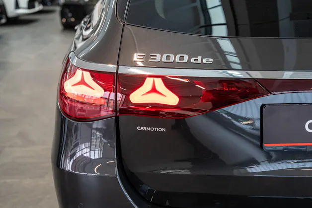 MERCEDES-BENZ E 300 de Avantgarde 4matic Kombi / MBUX Superscreen / Burmester / 360° Kamera