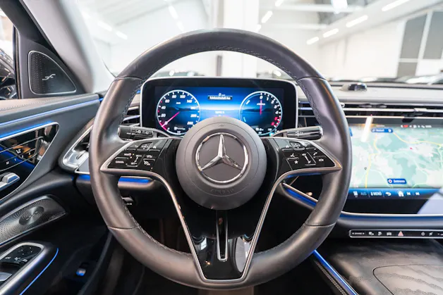 MERCEDES-BENZ E 300 de Avantgarde 4matic Kombi / MBUX Superscreen / Burmester / 360° Kamera