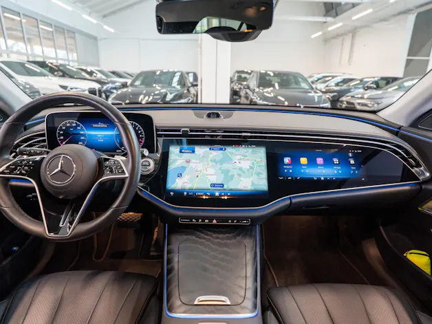 MERCEDES-BENZ E 300 de Avantgarde 4matic Kombi / MBUX Superscreen / Burmester / 360° Kamera