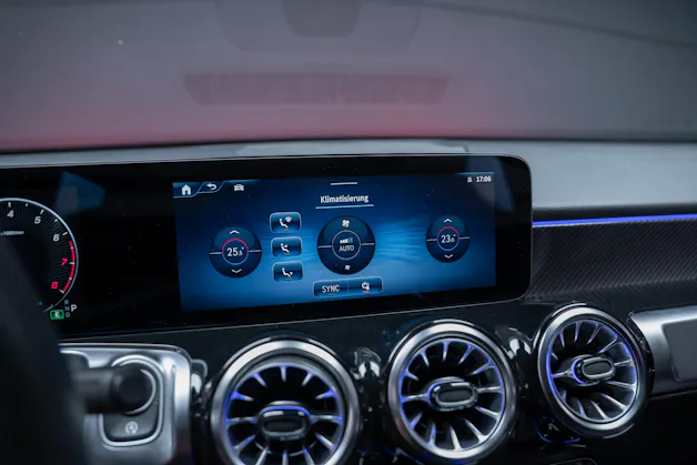 MERCEDES-BENZ GLB 250 AMG Line 4matic / Facelift / Rückfahrkamera / Ambientebeleuchtung