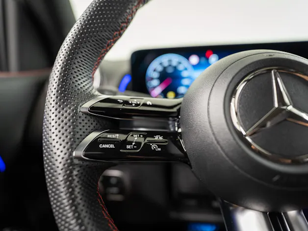 MERCEDES-BENZ GLB 250 AMG Line 4matic / Facelift / Rückfahrkamera / Ambientebeleuchtung