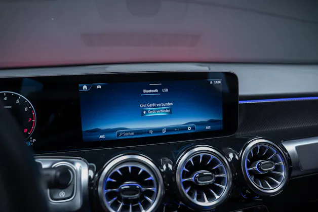 MERCEDES-BENZ GLB 250 AMG Line 4matic / Facelift / Rückfahrkamera / Ambientebeleuchtung