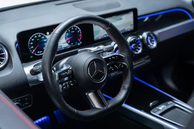 MERCEDES-BENZ GLB 250 AMG Line 4matic / Facelift / Rückfahrkamera / Ambientebeleuchtung