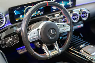 MERCEDES-BENZ A 35 AMG 4matic Limousine / Panorama-Schiebedach / Head-Up / El. Memory Sitze