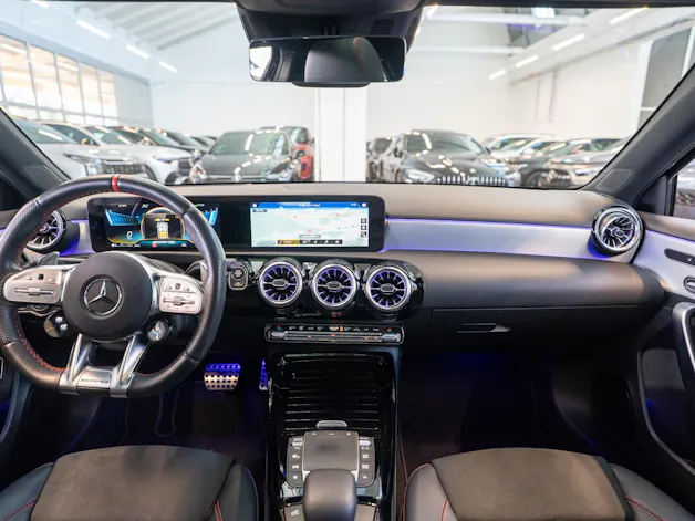 MERCEDES-BENZ A 35 AMG 4matic Limousine / Panorama-Schiebedach / Head-Up / El. Memory Sitze