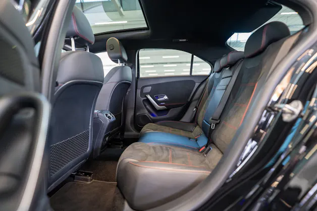 MERCEDES-BENZ A 35 AMG 4matic Limousine / Panorama-Schiebedach / Head-Up / El. Memory Sitze