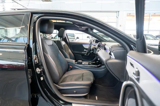 MERCEDES-BENZ A 35 AMG 4matic Limousine / Panorama-Schiebedach / Head-Up / El. Memory Sitze