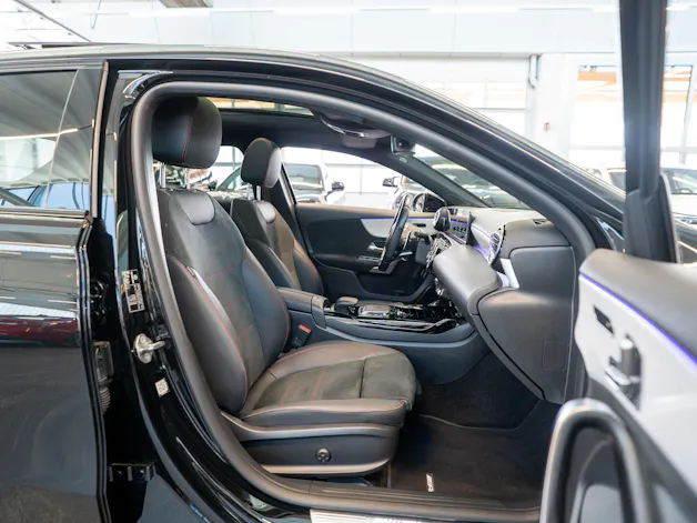 MERCEDES-BENZ A 35 AMG 4matic Limousine / Panorama-Schiebedach / Head-Up / El. Memory Sitze