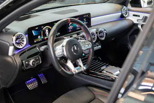 MERCEDES-BENZ A 35 AMG 4matic Limousine / Panorama-Schiebedach / Head-Up / El. Memory Sitze