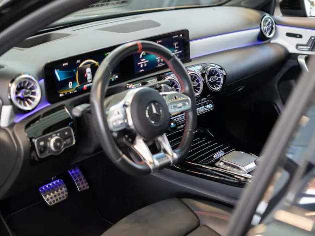 MERCEDES-BENZ A 35 AMG 4matic Limousine / Panorama-Schiebedach / Head-Up / El. Memory Sitze