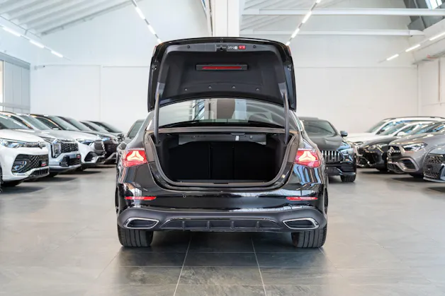 MERCEDES-BENZ E 220 d AMG Line / MBUX Superscreen / Burmester / El. Sitze