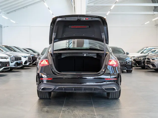 MERCEDES-BENZ E 220 d AMG Line / MBUX Superscreen / Burmester / El. Sitze