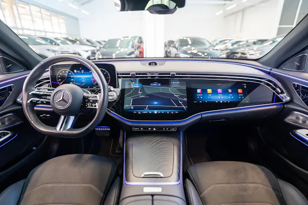 MERCEDES-BENZ E 220 d AMG Line / MBUX Superscreen / Burmester / El. Sitze