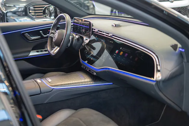 MERCEDES-BENZ E 220 d AMG Line / MBUX Superscreen / Burmester / El. Sitze