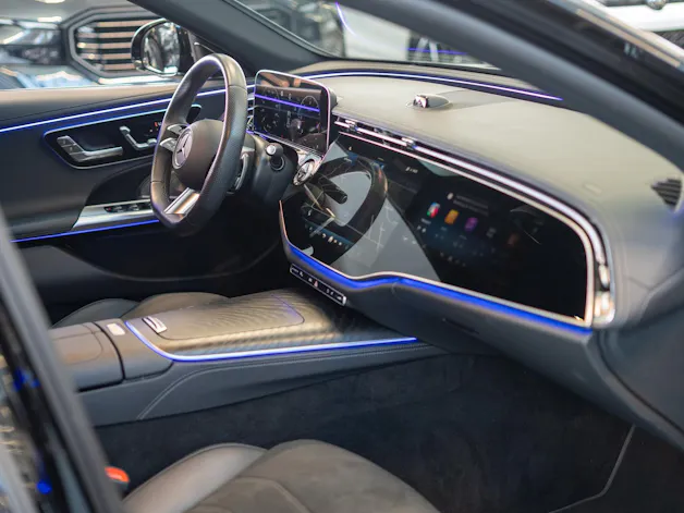 MERCEDES-BENZ E 220 d AMG Line / MBUX Superscreen / Burmester / El. Sitze