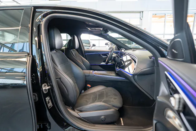 MERCEDES-BENZ E 220 d AMG Line / MBUX Superscreen / Burmester / El. Sitze