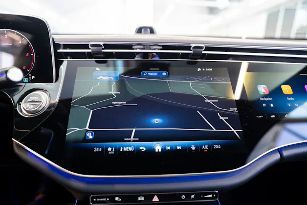 MERCEDES-BENZ E 220 d AMG Line / MBUX Superscreen / Burmester / El. Sitze