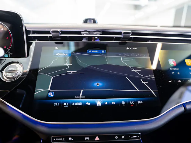 MERCEDES-BENZ E 220 d AMG Line / MBUX Superscreen / Burmester / El. Sitze