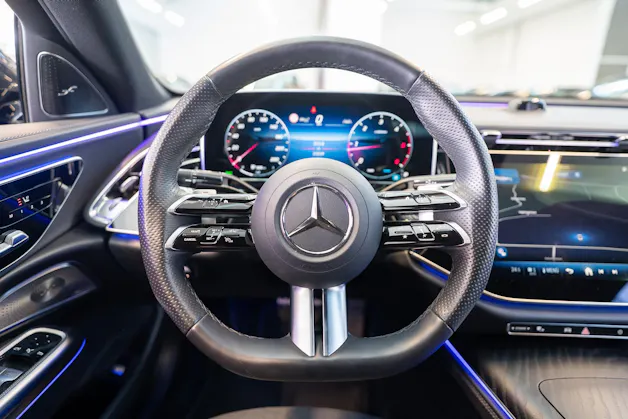 MERCEDES-BENZ E 220 d AMG Line / MBUX Superscreen / Burmester / El. Sitze