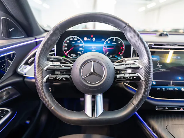 MERCEDES-BENZ E 220 d AMG Line / MBUX Superscreen / Burmester / El. Sitze