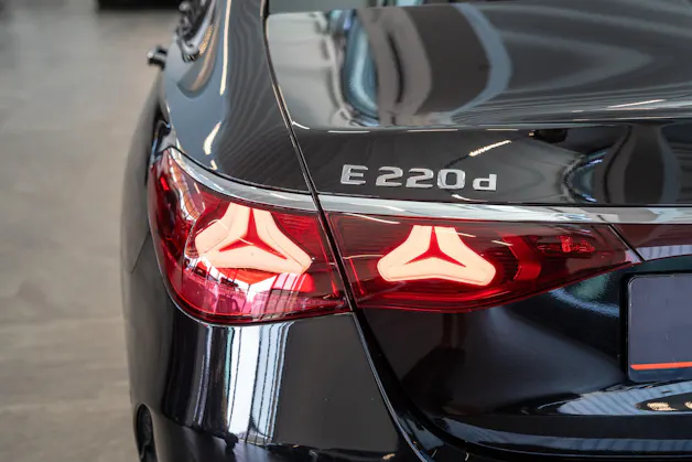 MERCEDES-BENZ E 220 d AMG Line / MBUX Superscreen / Burmester / El. Sitze