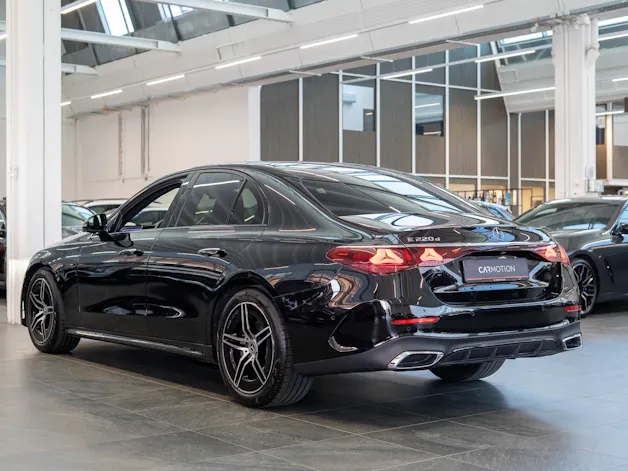 MERCEDES-BENZ E 220 d AMG Line / MBUX Superscreen / Burmester / El. Sitze