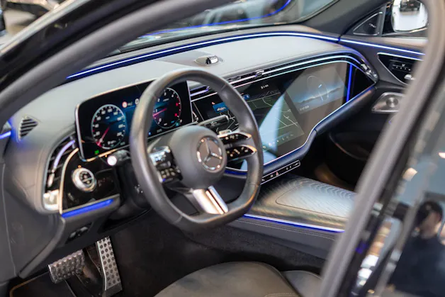 MERCEDES-BENZ E 220 d AMG Line / MBUX Superscreen / Burmester / El. Sitze