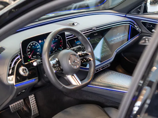 MERCEDES-BENZ E 220 d AMG Line / MBUX Superscreen / Burmester / El. Sitze