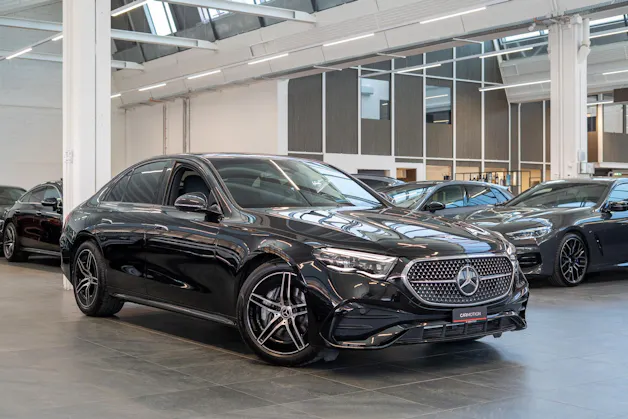 MERCEDES-BENZ E 220 d AMG Line / MBUX Superscreen / Burmester / El. Sitze