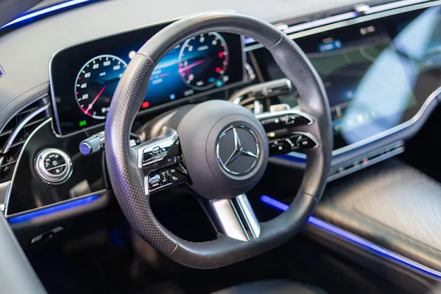 MERCEDES-BENZ E 220 d AMG Line / MBUX Superscreen / Burmester / El. Sitze