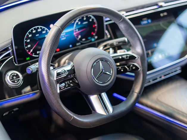 MERCEDES-BENZ E 220 d AMG Line / MBUX Superscreen / Burmester / El. Sitze