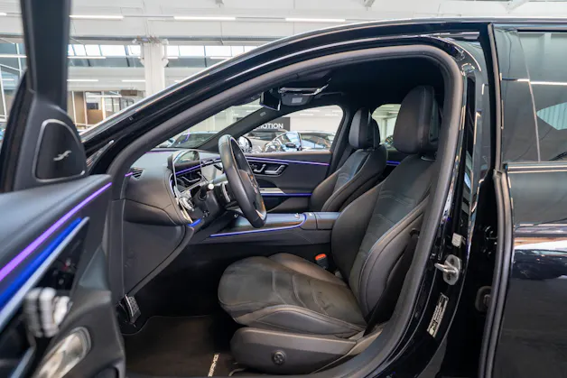 MERCEDES-BENZ E 220 d AMG Line / MBUX Superscreen / Burmester / El. Sitze