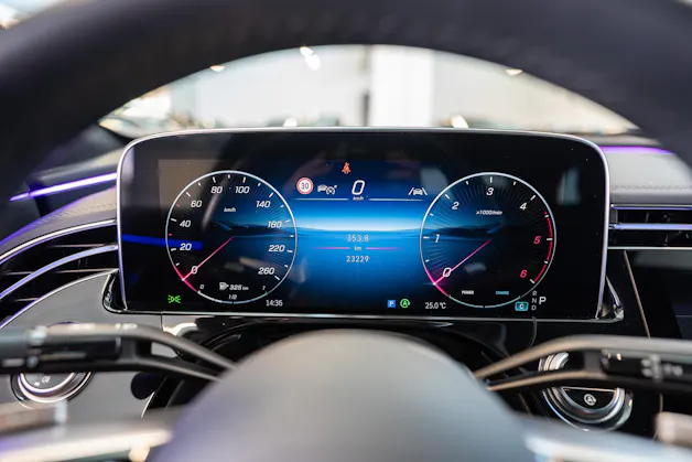 MERCEDES-BENZ E 220 d AMG Line / MBUX Superscreen / Burmester / El. Sitze