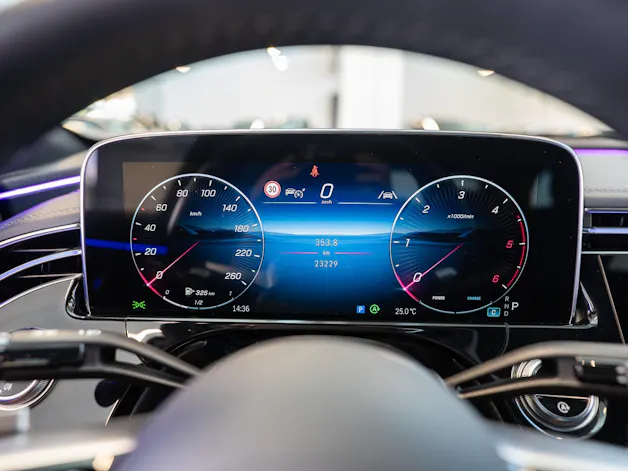 MERCEDES-BENZ E 220 d AMG Line / MBUX Superscreen / Burmester / El. Sitze