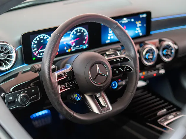 MERCEDES-BENZ A 35 AMG 4matic Limousine / Facelift / Rückfahrkamera / Ambientebeleuchtung