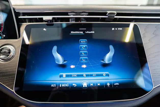 MERCEDES-BENZ E 220 d AMG Line / Navi / Rückfahrkamera / Sitzheizung