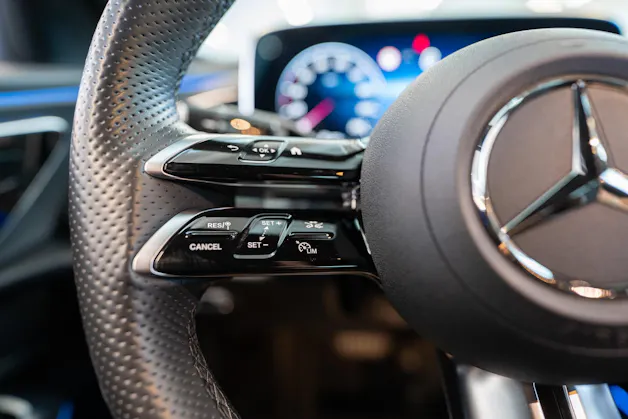MERCEDES-BENZ E 220 d AMG Line / Navi / Rückfahrkamera / Sitzheizung