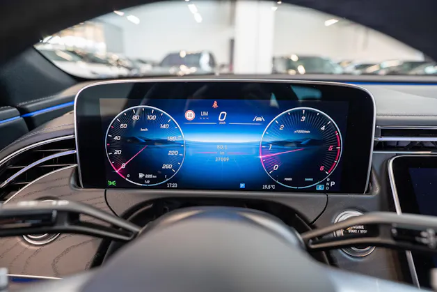 MERCEDES-BENZ E 220 d AMG Line / Navi / Rückfahrkamera / Sitzheizung