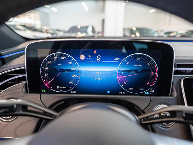 MERCEDES-BENZ E 220 d AMG Line / Navi / Rückfahrkamera / Sitzheizung