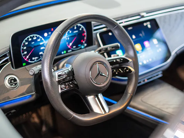 MERCEDES-BENZ E 220 d AMG Line / Navi / Rückfahrkamera / Sitzheizung