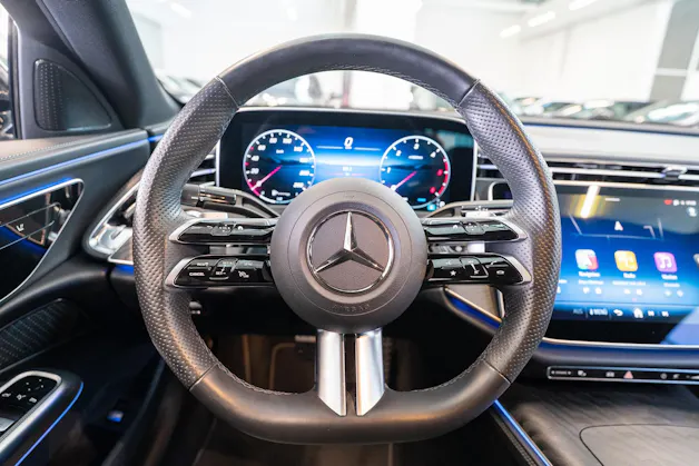 MERCEDES-BENZ E 220 d AMG Line / Navi / Rückfahrkamera / Sitzheizung