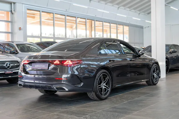 MERCEDES-BENZ E 220 d AMG Line / Navi / Rückfahrkamera / Sitzheizung