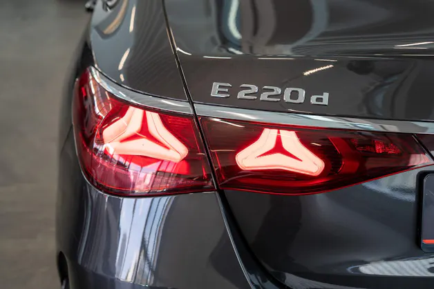 MERCEDES-BENZ E 220 d AMG Line / Navi / Rückfahrkamera / Sitzheizung