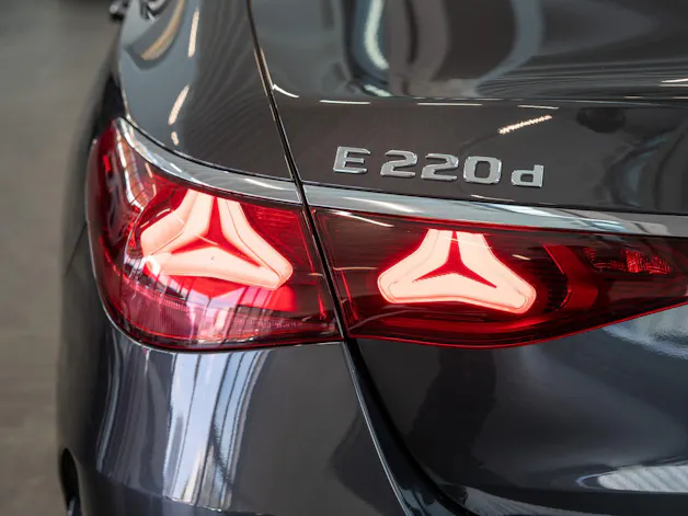 MERCEDES-BENZ E 220 d AMG Line / Navi / Rückfahrkamera / Sitzheizung