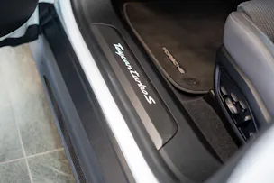 PORSCHE Taycan Turbo S / CH-Fahrzeug / Keramik Brems-Anlage / Panorama / Alcantara Lenkrad / Sport Chrono