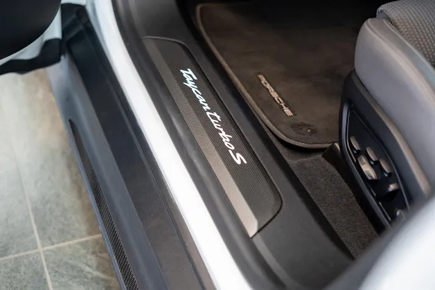 PORSCHE Taycan Turbo S / CH-Fahrzeug / Keramik Brems-Anlage / Panorama / Alcantara Lenkrad / Sport Chrono